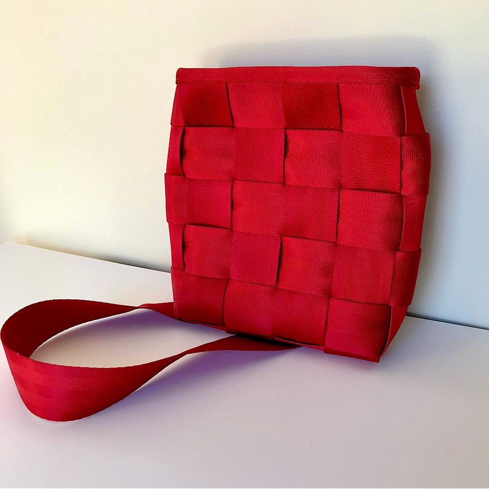 Harvey’s Original Seatbelt Mini Messenger Bag Style in Red, Excellent Co…